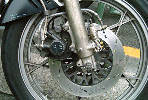 �L�����p�[�ƃt�F���_�[�̗������́A���ꂼ��p�b�h�����ƃ^�C�A�����̓��t�A�������������Ă���̂ł��B