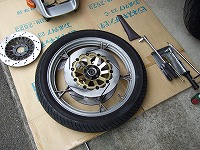 �f�B�X�N�Œ�{���g�́A�ȑO�AGSX-R�̂���Ɍ������Ă���B