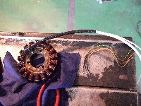 ���̎O�{���́A���N�`�t�@�C�A�E���M�����[�^�Ɍq����B