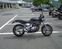 SAT�����3SX�B���̐l������ł��B�^�C�A�̓~�V��������150/70�ŁA���A�T�X��WP�B�t�����g��WP�̃X�v�����O��ABSO-R�̑g�ݍ��킹�B