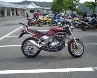 HIDE@Atsugi����̃}�V���B500cc������Ă��܂��B�L���u�̃Z�b�e�B���O�ɋ�J���Ă�����l�q�B�ł��A�}�V�����d�グ�邽�߂̎��s������o�C�N�̊y���݂ł��A��ˁH