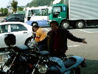 �S�J�������ɍ����𕬂��Ă���gizmo���B�������{�l�͂��̗]�T�BSYHN���������͂����ƃ}�V���̒��q���グ�Ă����B