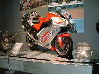 �`�F�J��M1�B���}�n�ō��̋Z�p���l�ߍ��܂ꂽ990cc�G���W���͋����قǃR���p�N�g�B��킭�΁A����HONDA��������ė~�����B