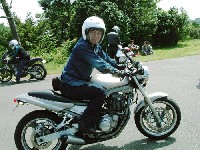 �Q���҂̒��ł͂����炭�ŔN���̂���͂炳��B�����ƃy�`�^���f�B�X�N�𗚂����Ȃ��B