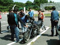 �I�[�i�[�͂������̂��ŁA�}�V�����Ԃ��Ɋώ@����Q���҂����B