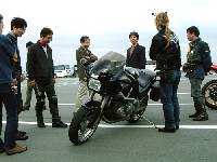 ���i���̊O�Ԑ���O�ɁA�k�c���̔��΂݂̗��ɂ�����̂́A�]�T�H����Ƃ��c�B