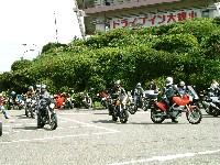 �擱�ł��A���̕��X�̑O�ő����Ă���Ǝv���ƁA�w�؂Ɉ���������B