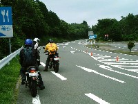 �ugizmo���́c�H�v�u���葫��Ȃ��̂ŁA��������Ɖ���肵�ċA�邻���ł��B�v�u�c�c�c���������B�v����ȉ�b�𕷂������Ă���hanpty���B