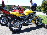 �I���W�i���̃V�[�g�J�E�����f�U�C���o�����X�����킹�邽�߁A�^���N�E�J�o�[����������Ă���B�S��̎d�グ�B