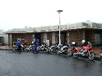 �݂�ȂŁA�g�C���̑O�ɐ���[�B