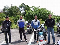 �Љ�ɏo��΁A�l�̏�ɗ������N��̐l�����΂���ł����A�������b���Ă��������܂��B