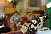 �K���X�z���ɂ́A���ߎp�Ŋ������������̎p��