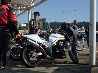 �G���W�����ɐ݂���ꂽ�T���p�[�{�b�N�X����ɔߌ����ĂԁB