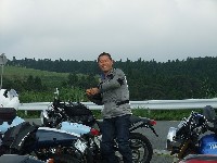 �o�C�N����~��āA���b�g���Ȃ�t���b�V���̗���